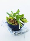 Chick-pea salad in black bowl over towel — Stock Photo