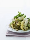 Ensalada de verduras con cebada en plato blanco sobre toalla - foto de stock
