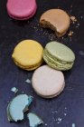 Macaron colorati parzialmente mangiati — Foto stock