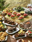 Churrasqueira mesa buffet com diferentes pratos — Fotografia de Stock