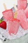 Bâtonnets de crème glacée aux fraises — Photo de stock