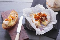 Camembert al forno con frutta secca — Foto stock
