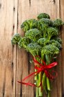 Frischer Brokkoli mit roter Schleife — Stockfoto