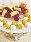Cheese and fruit skewers — Stock Photo