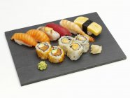 Nigiri und maki sushi — Stockfoto
