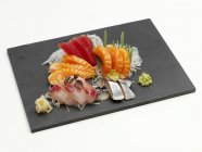 Bandeja Sashimi con jengibre y wasabi - foto de stock