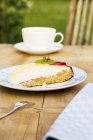 Яєчний та яблучний пиріг на тарілці над дерев'яним столом — стокове фото