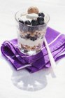 Vue rapprochée de trifle myrtille avec crème de quark et amarettini — Photo de stock