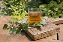 Tè in foglia di betulla in tazza di vetro — Foto stock