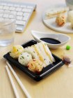 Bolas de onigiri y sándwiches de onigiri - foto de stock