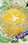 Vue rapprochée du caillé de citron avec des fleurs de sureau dans un bol en cristal — Photo de stock