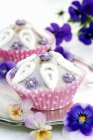 Cupcakes with sugar flowers and tufted pansies — Stock Photo