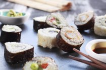 Varios maki sushi con salsa de soja - foto de stock