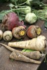 Várias verduras de raiz e couve-rábano em uma mesa de madeira — Fotografia de Stock