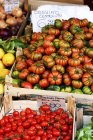 Различные свежие помидоры в ящиках — стоковое фото