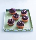 Oreo Cupcakes en bandeja para hornear - foto de stock