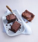 Servir des brownies aux noix de pécan garnis de noix — Photo de stock