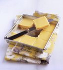 Крупним планом вигляд шматочків лимонного пирога в бляшанці — стокове фото