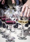 Donna testare vino rosso e bianco — Foto stock