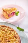 Lievito torta sbriciolata con frutta — Foto stock