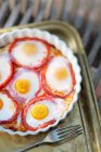 Huevos fritos en rodajas de tomate - foto de stock