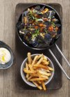 Mussels in vegetable and herb broth — Stock Photo