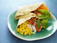 Крип с кукурузой, овощами и курицей на зеленой тарелке — стоковое фото