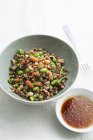Insalata di cereali con noci, verdure e una salsa di soia e zenzero — Foto stock