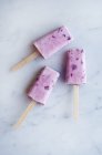 Палочки мороженого с вишневым йогуртом — стоковое фото