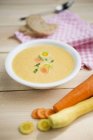 Морквяно-імбирний суп у білій мисці — стокове фото