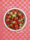 Fresas frescas en colador - foto de stock