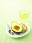Авокадо с острой сальсой — стоковое фото