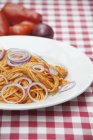 Pasta de espaguetis con cebolla - foto de stock