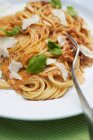 Spaghetti mit cremiger Tomatensauce — Stockfoto