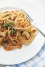 Spaghetti con funghi tromba re — Foto stock