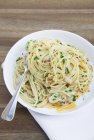 Spaghetti pasta with garlic and olive oil — Stock Photo