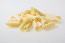 Haufen frischer Penne Rigate Pasta — Stockfoto