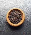 Ciotola di grani di pepe nero — Foto stock