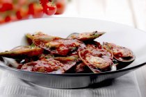Mussels cooked with tomato sauce — Stock Photo