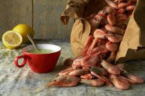 Dill and parsley mayonnaise with prawns — Stock Photo