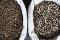 Мешки сушеных бобов и бобовых на рынке — стоковое фото