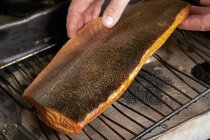 Filetto di salmone affumicato su scaffale di raffreddamento — Foto stock