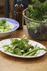 Salada com espargos verdes e ervas frescas — Fotografia de Stock
