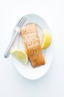Salmon steak with lemon — Stock Photo