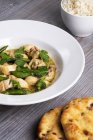 Curry verde con pollo e fagioli su piatto bianco — Foto stock
