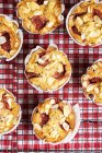 Erdbeermuffins mit Äpfeln und Mandeln — Stockfoto
