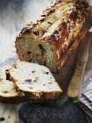 Фруктовый хлеб с миндалем — стоковое фото