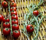 Вишневі помідори та розмарин — стокове фото