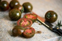 Tomates maduros frescos com fatias — Fotografia de Stock