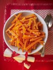 Honey-glazed carrots with garlic — Stock Photo